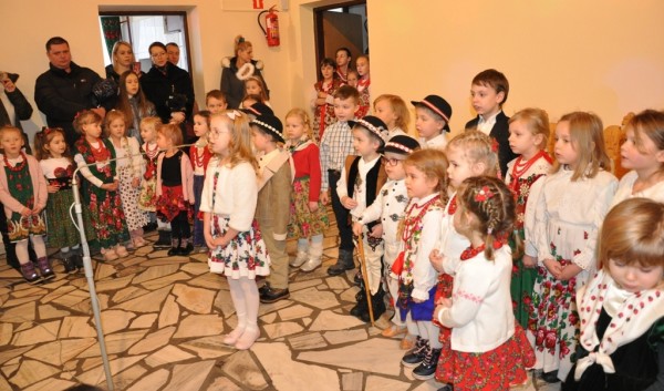 Dzieci śpiewają kolędy i pastorałki